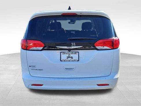 Used 2023 Chrysler Voyager LX image 6
