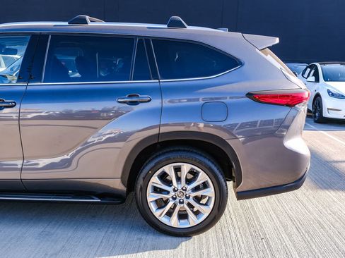 Used 2023 Toyota Highlander Limited FWD image 8