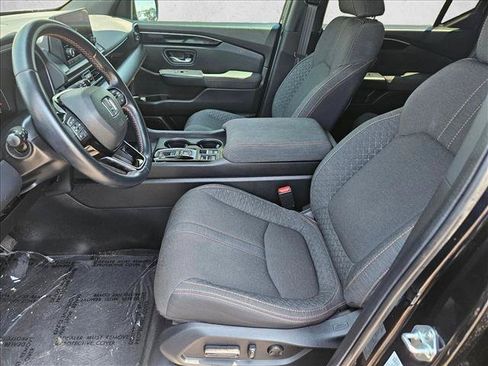 Used 2025 Honda Pilot Sport image 14