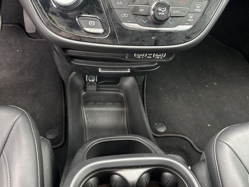 Used 2025 Chrysler Pacifica Select image 12