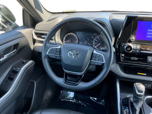 Used 2023 Toyota Highlander XSE FWD image 11