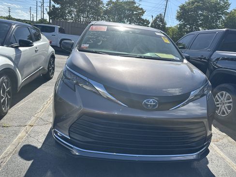 New 2025 Toyota Prius Plug-In Hybrid FWD image 2
