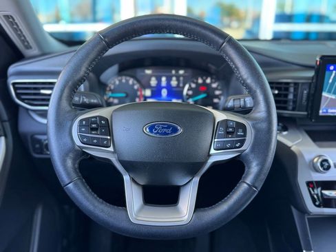 Used 2022 Ford Explorer XLT w/ Equipment Group 202A image 4