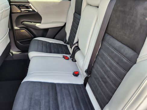 New 2025 Mitsubishi Outlander SE image 21