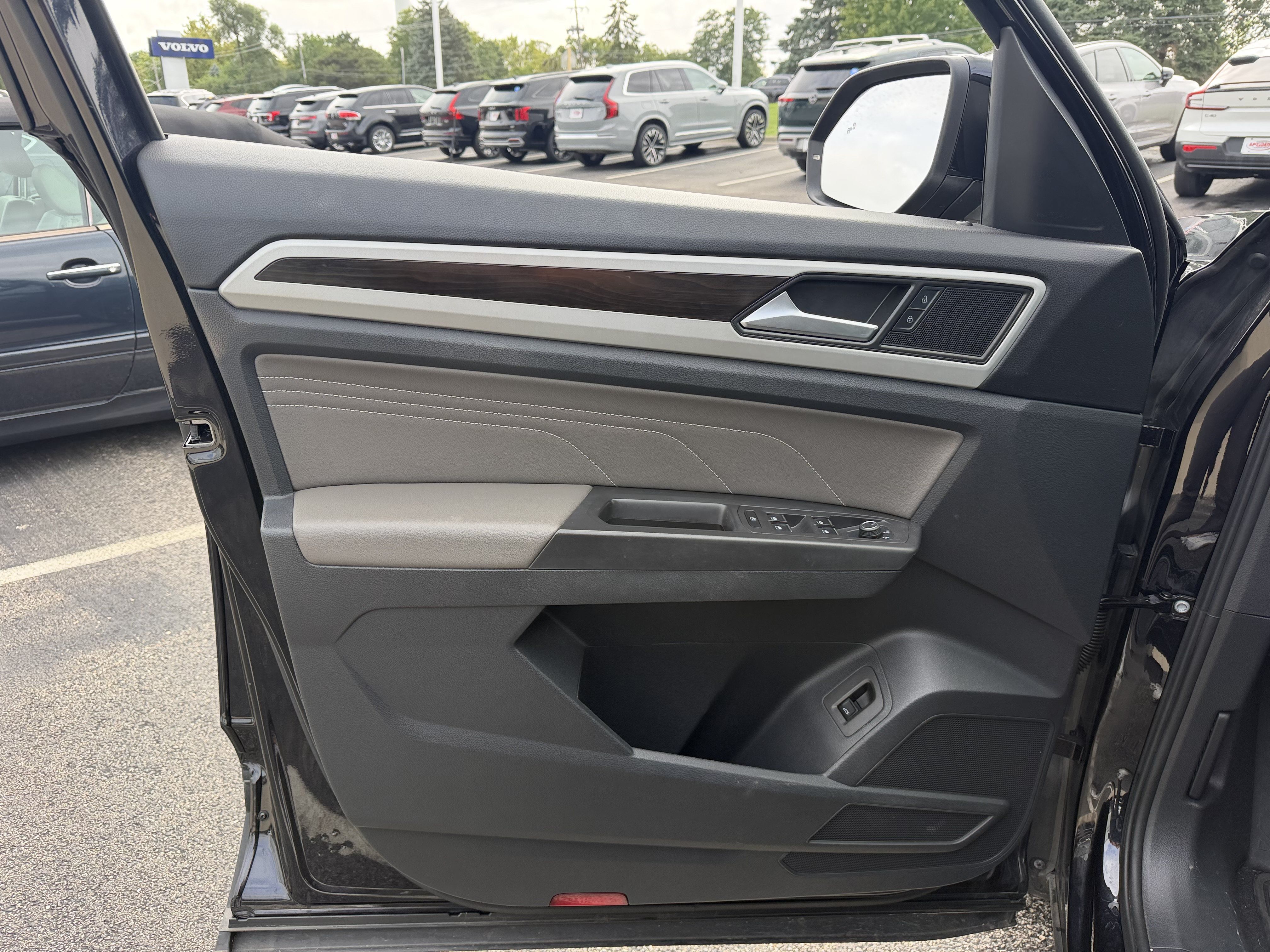 Used 2023 Volkswagen Atlas SE w/ Panoramic Sunroof Package AWD/4WD image 7