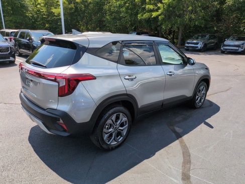 Used 2024 Kia Seltos LX AWD/4WD image 7