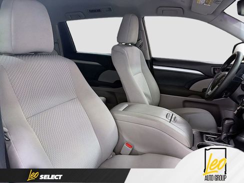 Used 2019 Toyota Highlander LE image 27