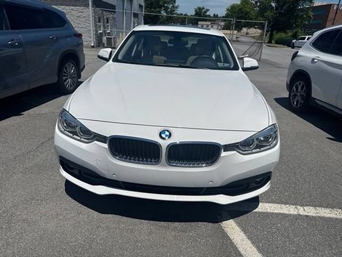 Used 2018 BMW 320i xDrive Sedan w/ Premium Package AWD/4WD image 3