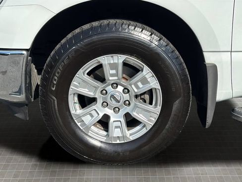 Used 2018 Nissan Titan SV w/ SV Convenience Package RWD image 27