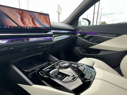 Used 2024 BMW i5 eDrive40i w/ Convenience Package image 60