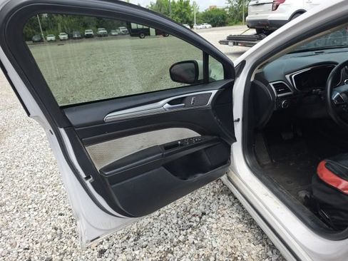 Used 2019 Ford Fusion SE w/ Equipment Group 151A FWD image 9