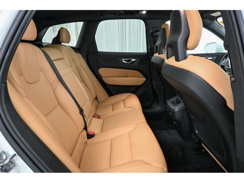 Used 2018 Volvo XC60 T6 Momentum w/ Vision Package image 18
