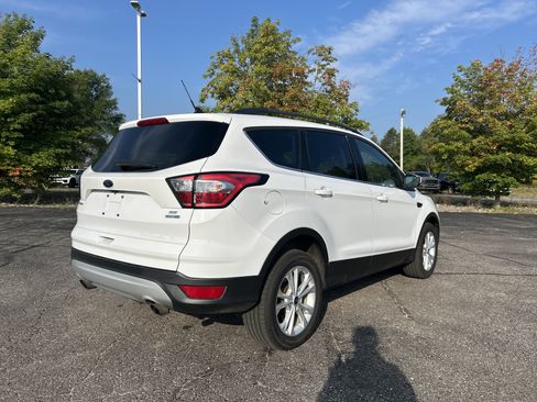 Used 2018 Ford Escape SE w/ SE Sync 3 Package AWD/4WD image 4