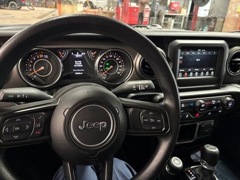 Used 2022 Jeep Gladiator Sport image 2