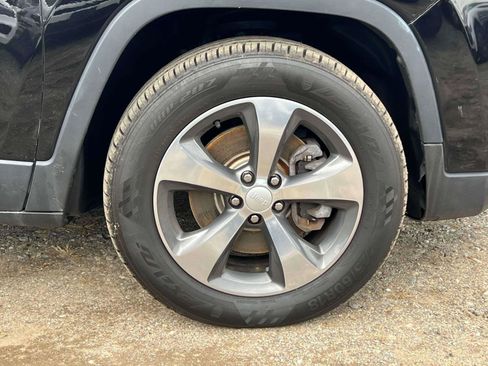 Used 2019 Jeep Cherokee Limited AWD/4WD image 10