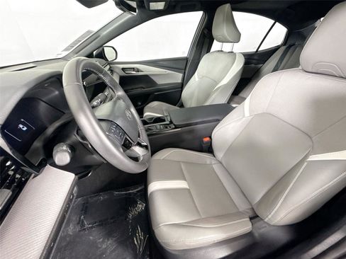 Used 2025 Toyota Camry SE image 15