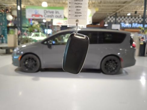 Used 2025 Chrysler Pacifica Limited FWD image 4