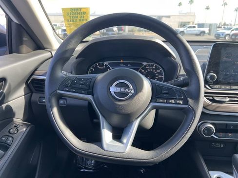 Used 2025 Nissan Altima 2.5 SV FWD image 13