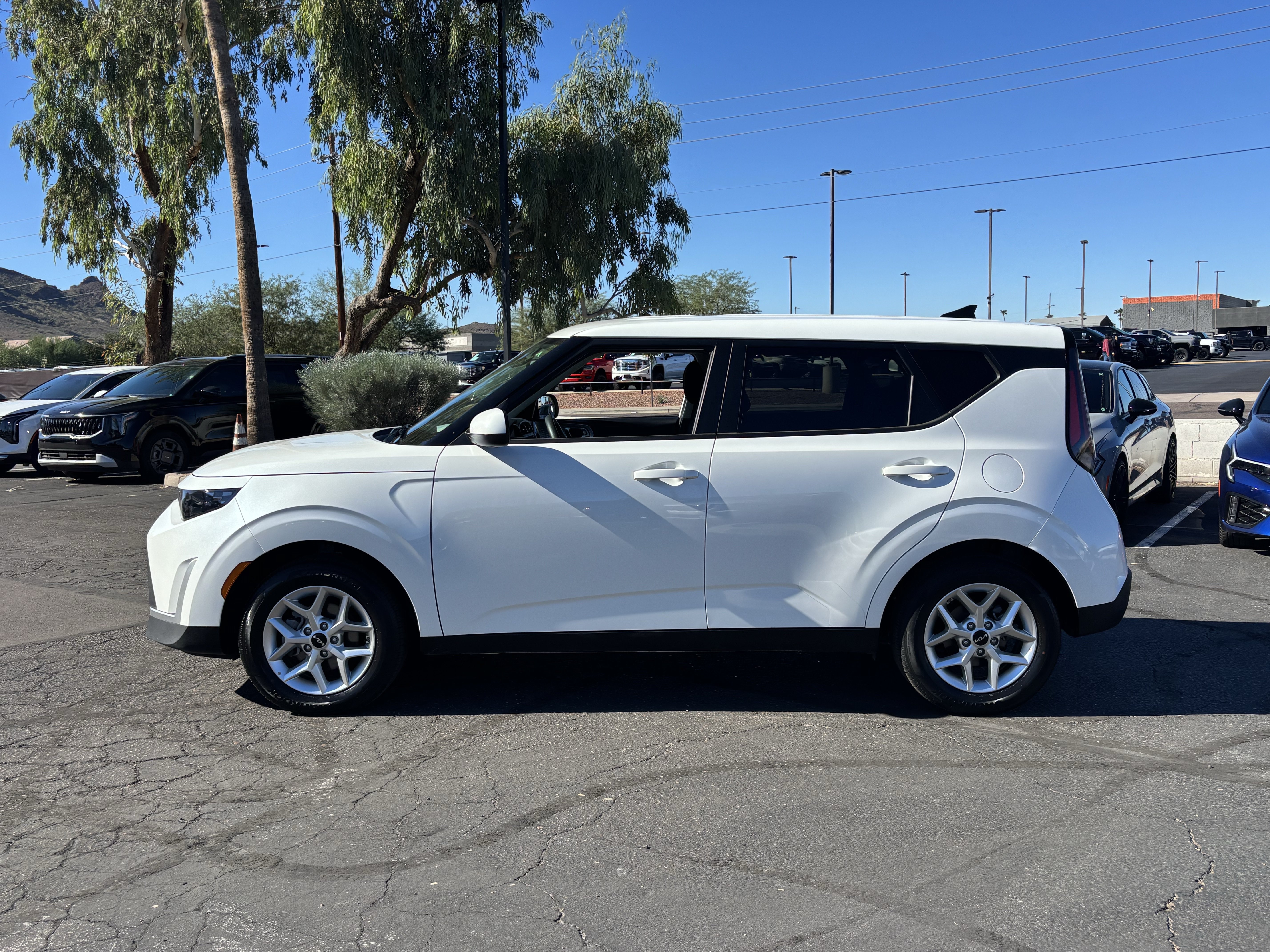 Certified 2025 Kia Soul LX w/ LX Technology Package FWD image 5