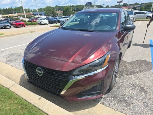 Used 2025 Nissan Altima 2.5 SV FWD image 3