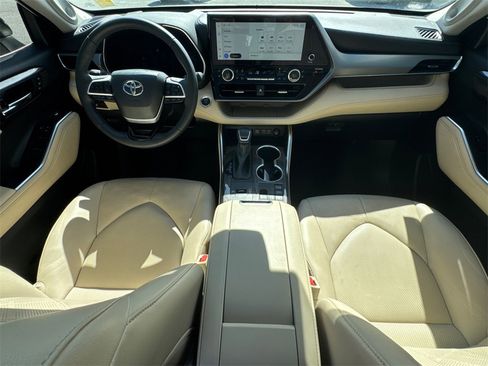 Used 2024 Toyota Highlander Limited image 23