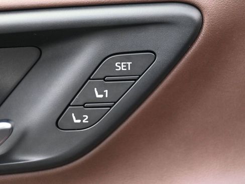 Used 2023 Toyota Crown Limited w/ Advanced Technology Package image 5