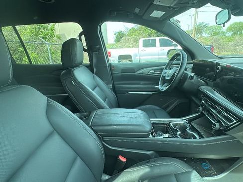 Used 2024 Chevrolet Traverse LT image 11