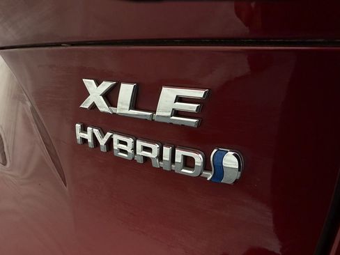 Used 2021 Toyota Venza XLE image 6