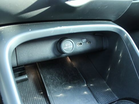 Used 2025 Volvo XC40 B5 Plus image 20