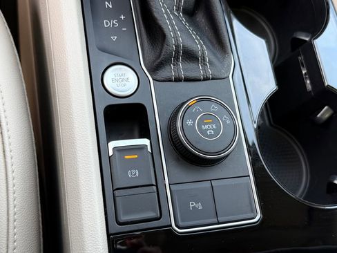 Used 2023 Volkswagen Atlas SEL AWD/4WD image 38