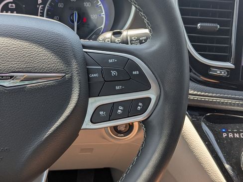 Used 2023 Chrysler Pacifica Touring-L AWD/4WD image 19