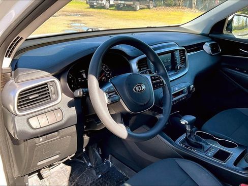 Used 2019 Kia Sorento LX image 18