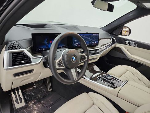 Used 2024 BMW X7 xDrive40i w/ M Sport Package AWD/4WD image 9