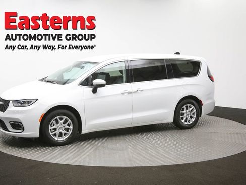 Used 2023 Chrysler Pacifica Touring-L image 58