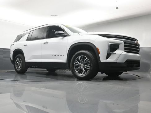 Used 2025 Chevrolet Traverse LT FWD image 26