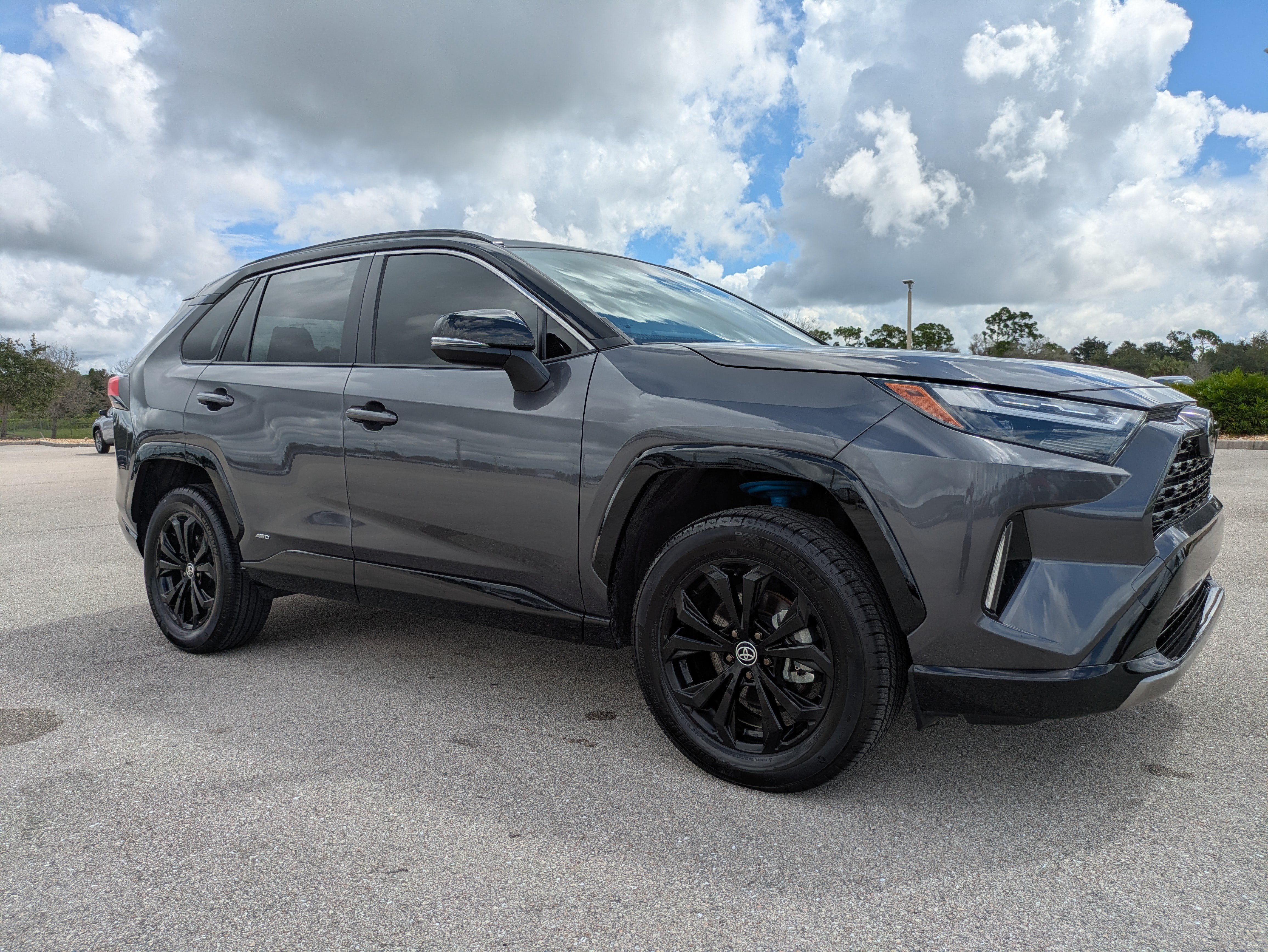 Used 2025 Toyota RAV4 XSE AWD/4WD image 2