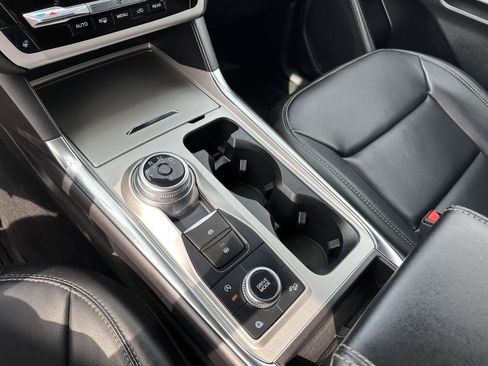 Used 2024 Ford Explorer XLT AWD/4WD image 33