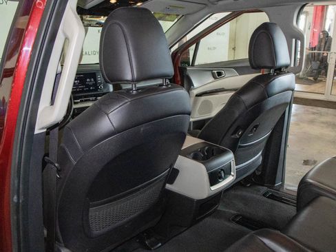 Used 2024 Kia Carnival LX image 9