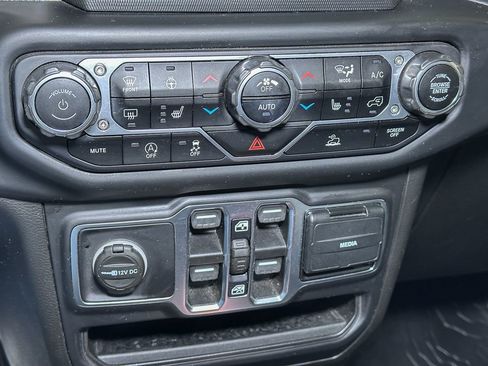 Certified 2021 Jeep Gladiator Overland w/ Cold Weather Group image 38