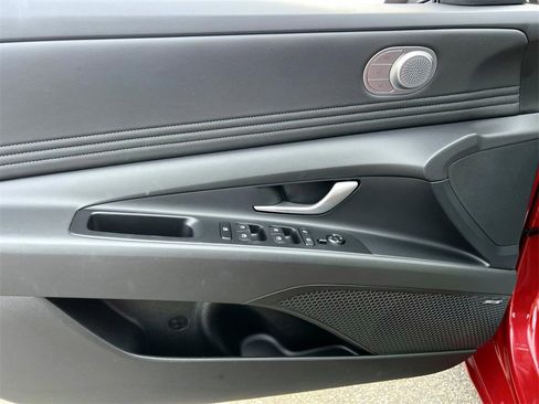 Certified 2025 Hyundai Elantra Limited image 18