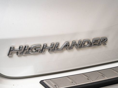 Used 2017 Toyota Highlander Limited w/ Protection Package #3 AWD/4WD image 19