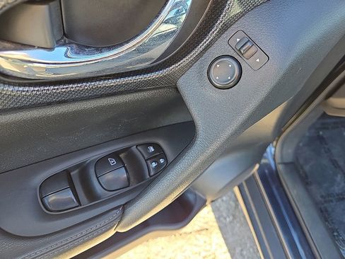 Used 2016 Nissan Rogue SL w/ SL Premium Package image 19