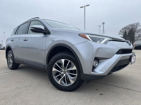 Used 2018 Toyota RAV4 XLE w/ Convenience Package image 2
