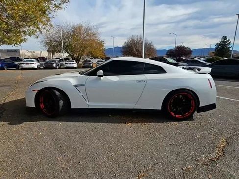 Used 2020 Nissan GT-R Premium image 9