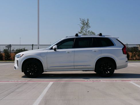 Used 2025 Volvo XC90 T8 Core w/ Climate Package AWD/4WD image 3
