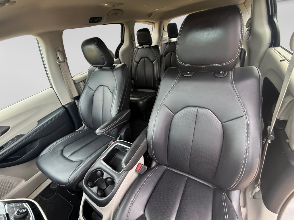 Used 2024 Chrysler Pacifica Touring-L FWD image 23