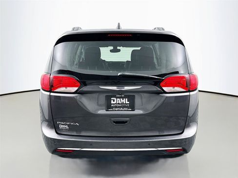 Used 2017 Chrysler Pacifica Touring-L FWD image 12