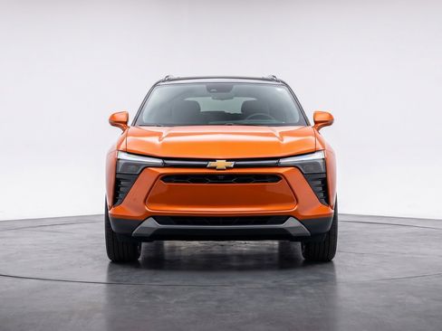 Used 2025 Chevrolet Blazer LT FWD image 2