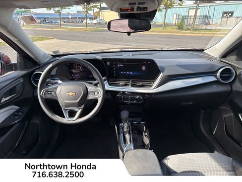 Used 2024 Chevrolet Trax LT w/ Sunroof Package image 21