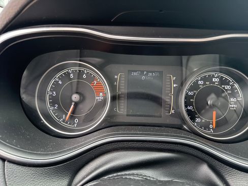 Used 2019 Jeep Cherokee Latitude Plus w/ Comfort/Convenience Group AWD/4WD image 16